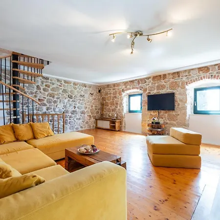 Platanus With Private Pool Sea View *